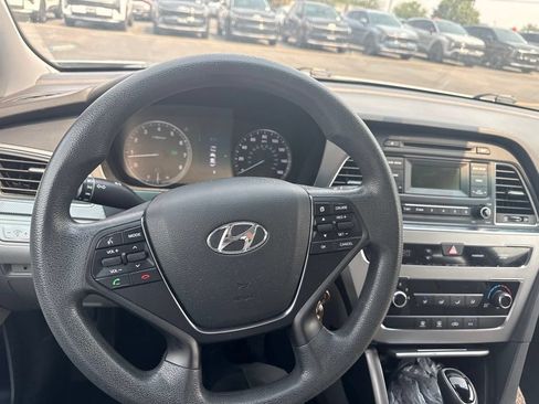 Used 2017 Hyundai Sonata SE FWD image 2