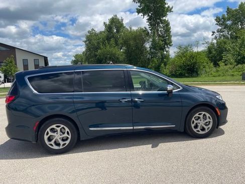 Used 2023 Chrysler Pacifica Limited FWD image 2