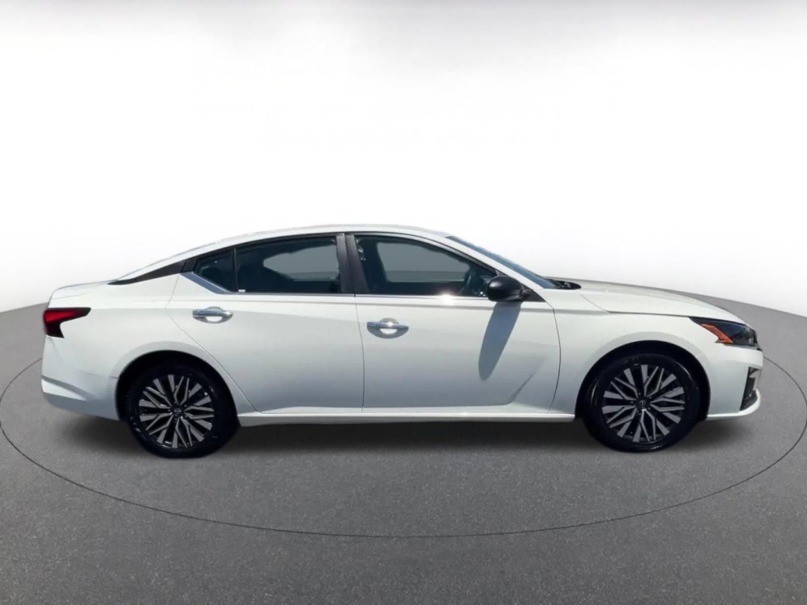 Used 2025 Nissan Altima 2.5 SV FWD image 15