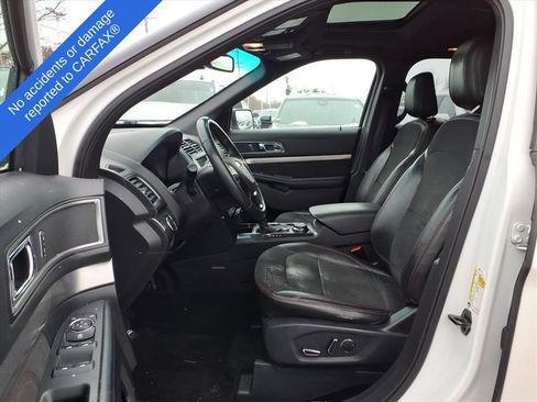 Used 2018 Ford Explorer XLT w/ XLT Appearance Package image 18