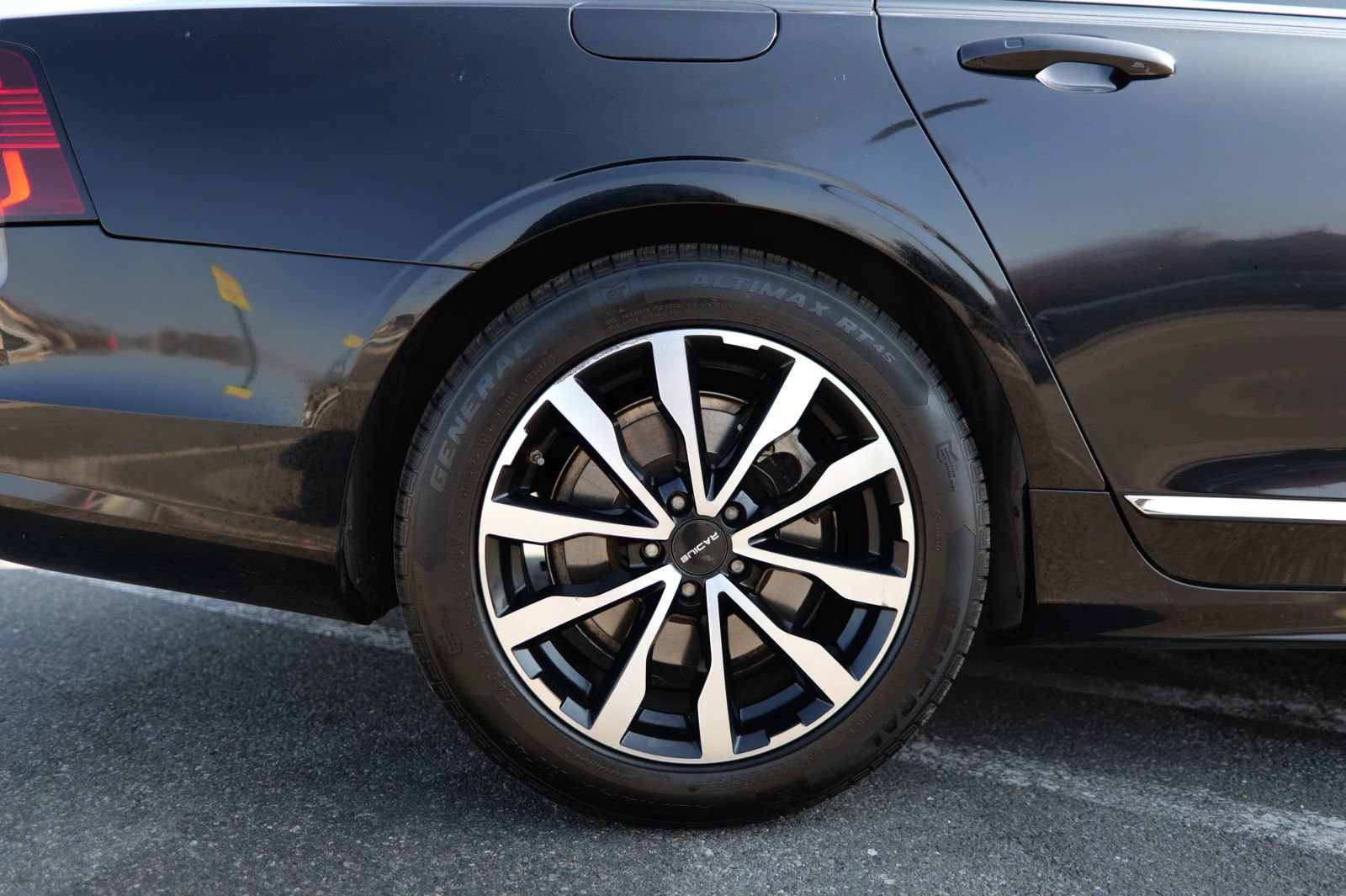 Used 2023 Volvo S90 B6 Plus AWD/4WD image 12