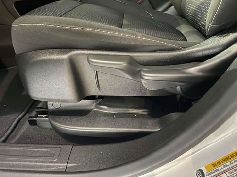 Used 2023 GMC Acadia SLE image 5