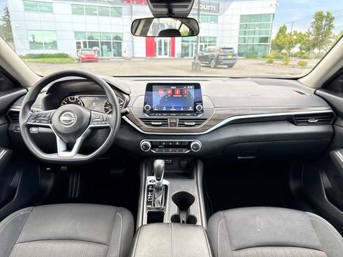 Used 2025 Nissan Altima 2.5 SV FWD image 11