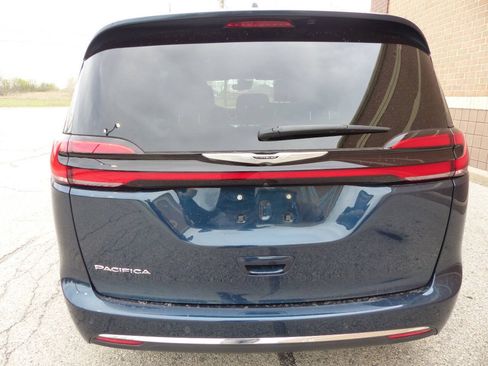 Used 2025 Chrysler Pacifica Select FWD image 8