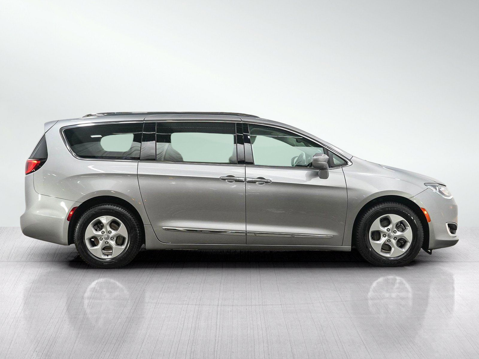 Used 2017 Chrysler Pacifica Touring-L Plus FWD image 6