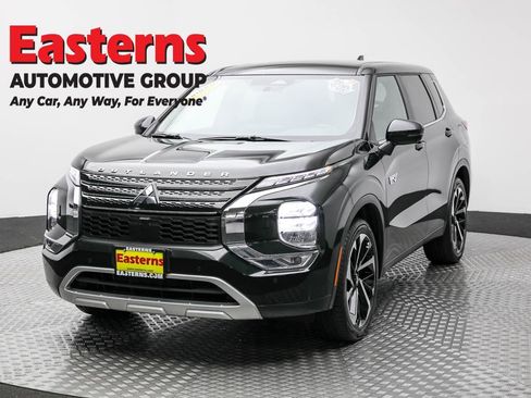 Used 2023 Mitsubishi Outlander SE image 1