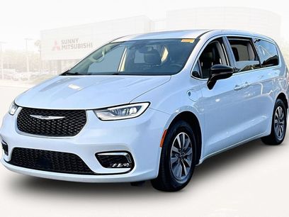 Used 2024 Chrysler Pacifica Limited