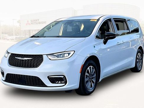 Used 2024 Chrysler Pacifica Limited FWD image 1