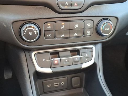 Used 2024 GMC Terrain SLE w/ Elevation Edition FWD image 16
