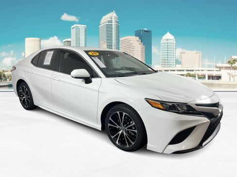 Used 2020 Toyota Camry SE FWD image 1