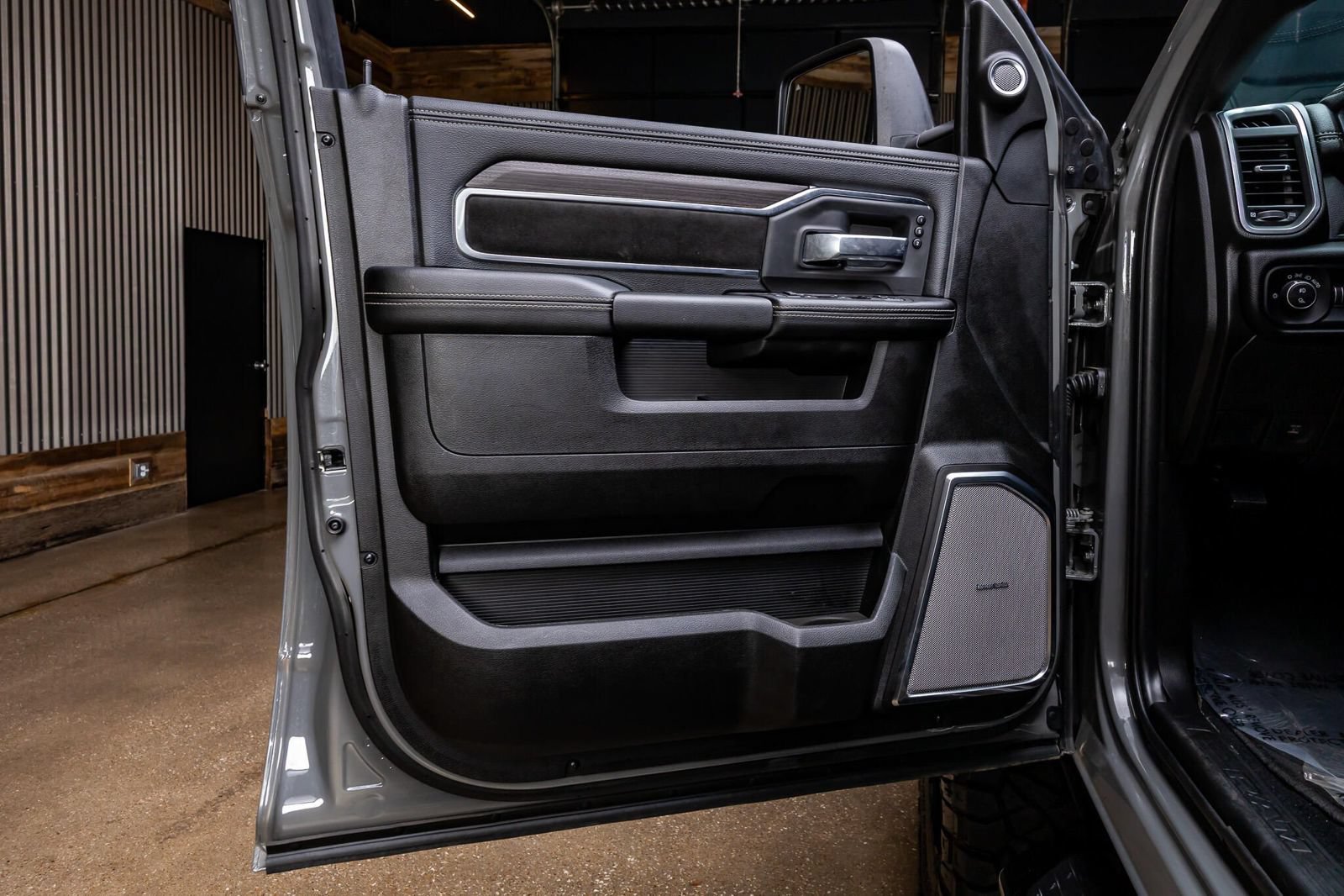 Used 2026 RAM 2500 Laramie AWD/4WD image 43