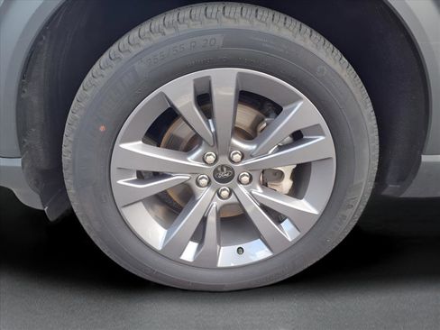 Used 2022 Ford Explorer XLT w/ Equipment Group 202A image 9