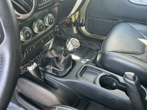 Used 2013 Jeep Wrangler Unlimited Rubicon w/ Max Tow Pkg AWD/4WD image 25