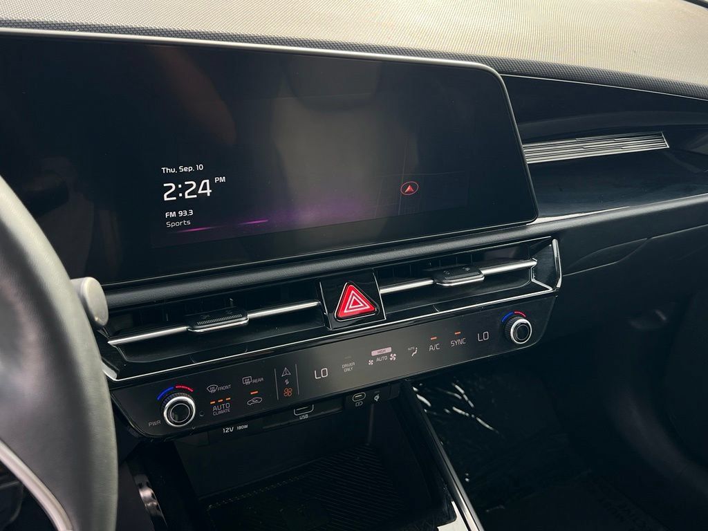 Used 2023 Kia Niro SX Touring FWD image 17