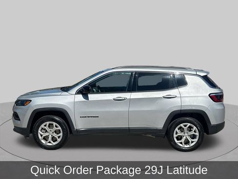 Used 2024 Jeep Compass Latitude AWD/4WD image 2