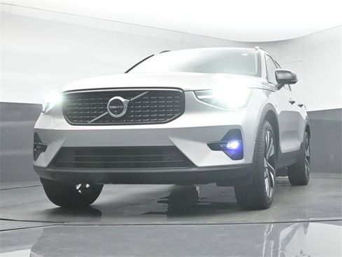 Used 2024 Volvo XC40 B5 Plus w/ Protection Package Premier image 37