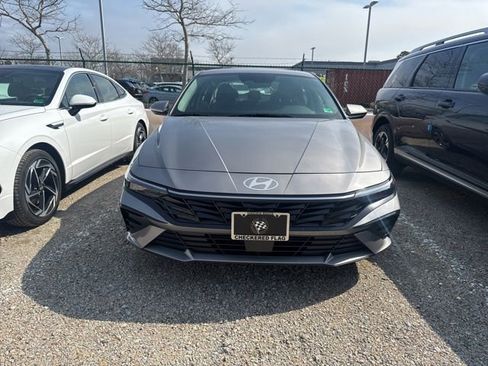 Used 2025 Hyundai Elantra SEL image 3