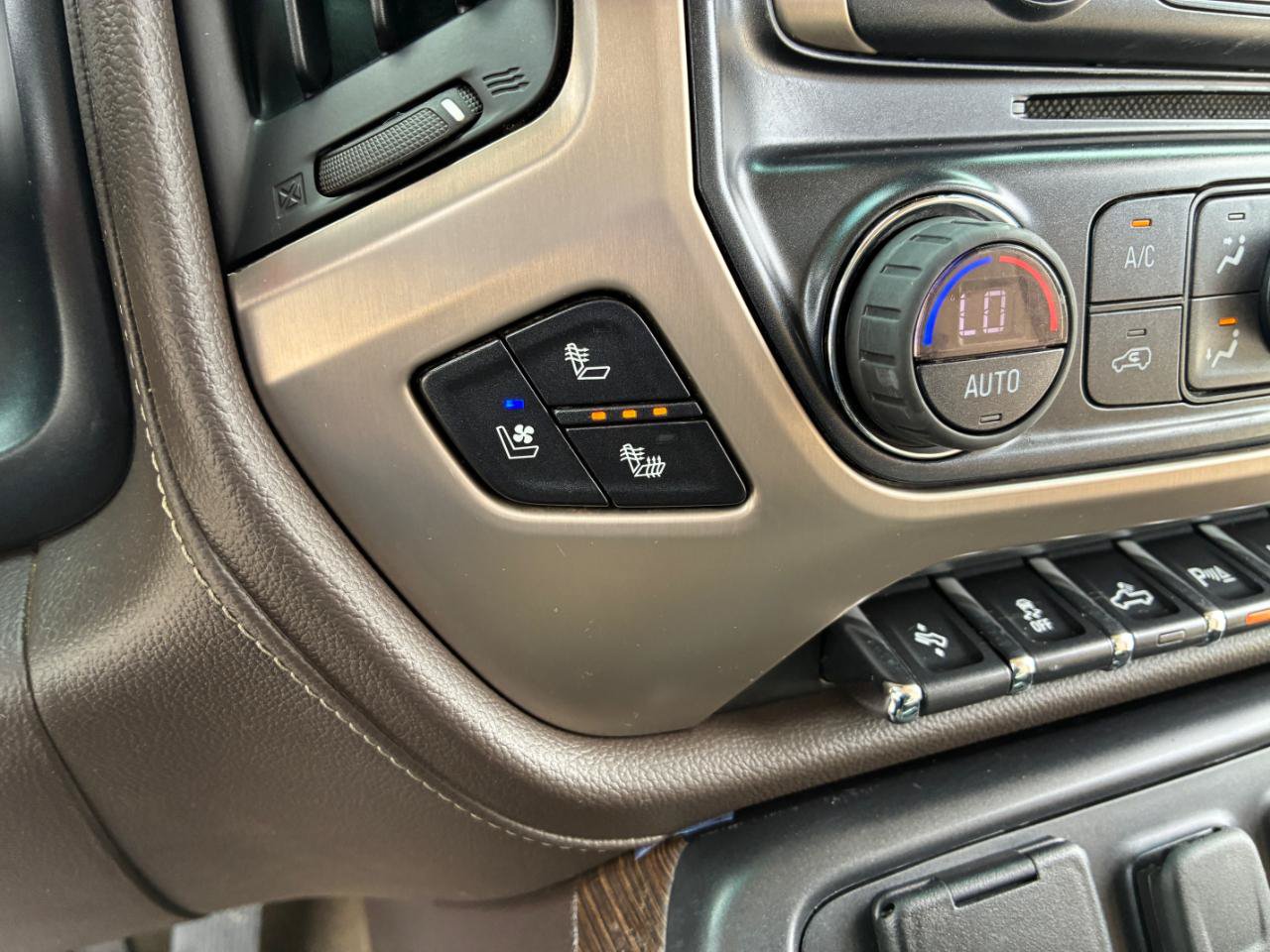 Used 2017 GMC Sierra 2500 Denali w/ Duramax Plus Package AWD/4WD image 28
