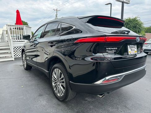 Used 2024 Toyota Venza XLE AWD/4WD image 4
