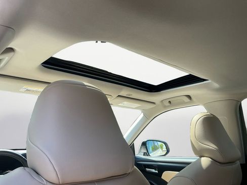 Used 2025 Toyota Highlander XLE image 10