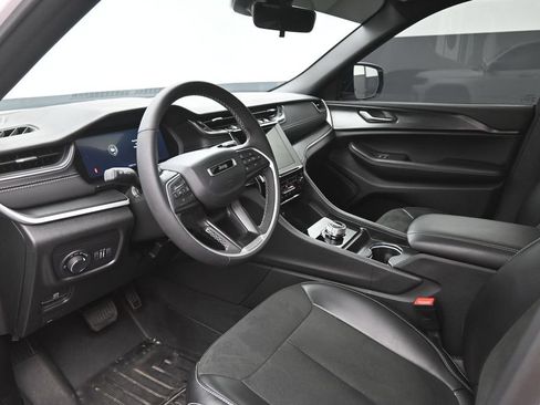 Used 2025 Jeep Grand Cherokee Altitude RWD image 19