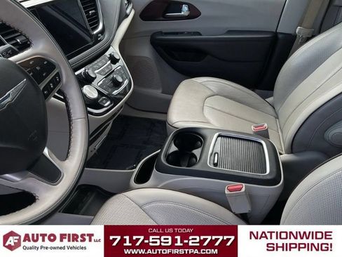 Used 2019 Chrysler Pacifica Limited w/ Advanced Safetytec Group FWD image 8