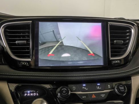 Used 2023 Chrysler Pacifica Limited image 7