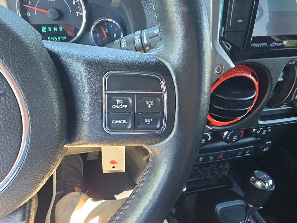 Used 2015 Jeep Wrangler Unlimited Rubicon w/ Connectivity Group AWD/4WD image 21