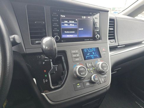 Used 2020 Toyota Sienna SE image 32