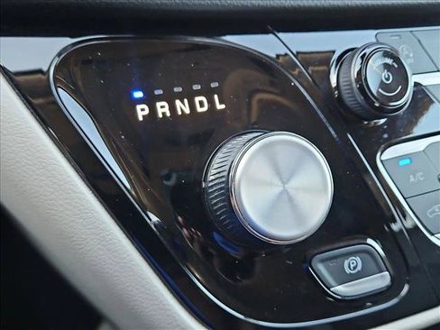 Used 2023 Chrysler Pacifica Touring-L FWD image 18