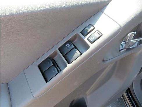 Used 2018 Nissan Frontier SV image 12