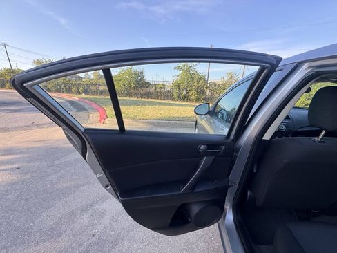 Used 2011 MAZDA MAZDA3 i Sport FWD image 14
