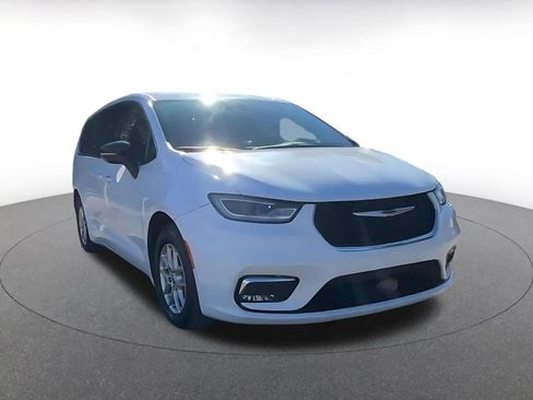 Used 2024 Chrysler Pacifica Touring-L image 3