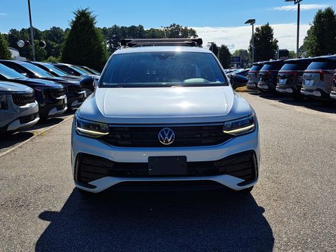 Used 2022 Volkswagen Tiguan SE R-Line AWD/4WD image 2