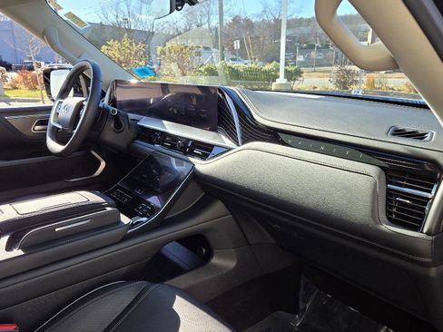 Certified 2025 INFINITI QX80 Luxe image 17