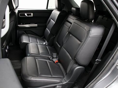 Used 2022 Ford Explorer XLT w/ Equipment Group 202A image 11