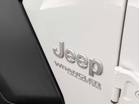 Used 2021 Jeep Wrangler Unlimited Islander image 12