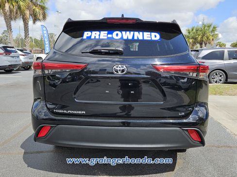 Used 2021 Toyota Highlander LE image 4