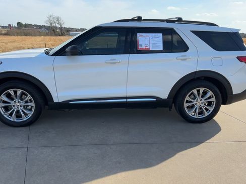 Used 2021 Ford Explorer XLT w/ Equipment Group 202A image 5