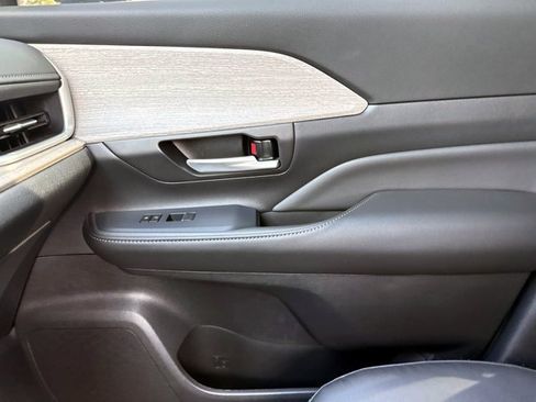 Used 2025 Toyota Grand Highlander AWD image 26