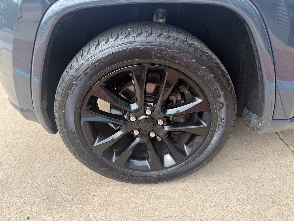 Used 2018 Jeep Grand Cherokee Altitude AWD/4WD image 10