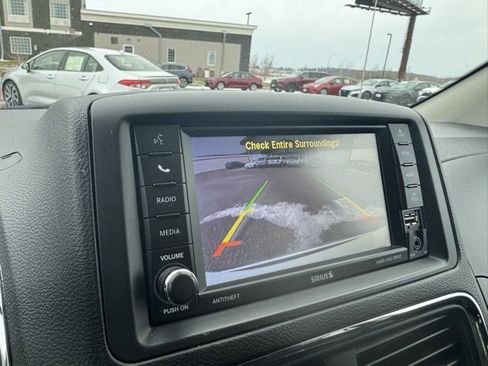 Used 2019 Dodge Grand Caravan SE w/ UConnect Hands-Free Group image 4