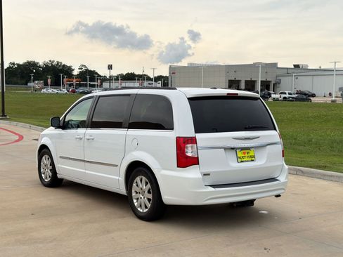 Used 2016 Chrysler Town & Country Touring FWD image 3