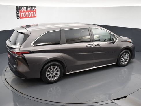 Used 2022 Toyota Sienna XLE image 24