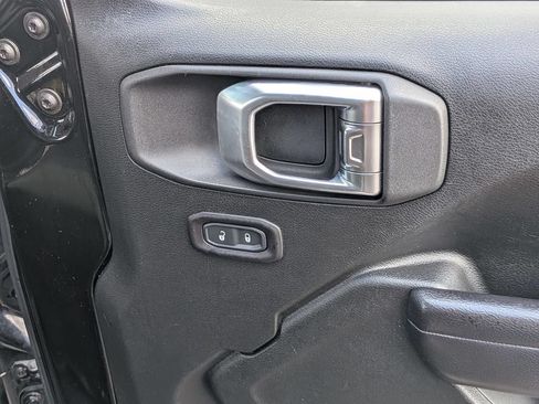 Used 2018 Jeep Wrangler Unlimited Sport S AWD/4WD image 30
