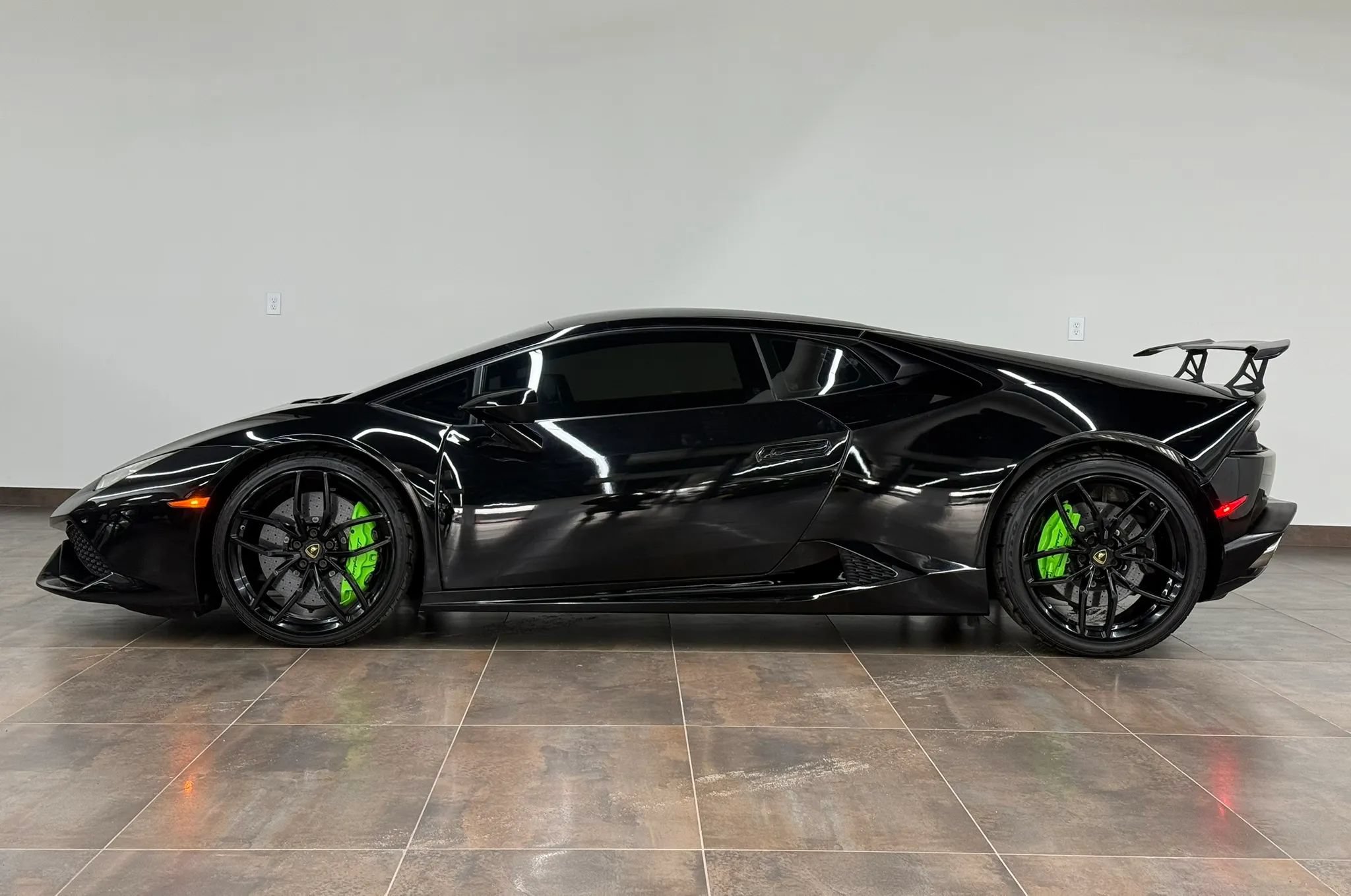 Used 2015 Lamborghini Huracan LP 610-4 AWD/4WD image 2