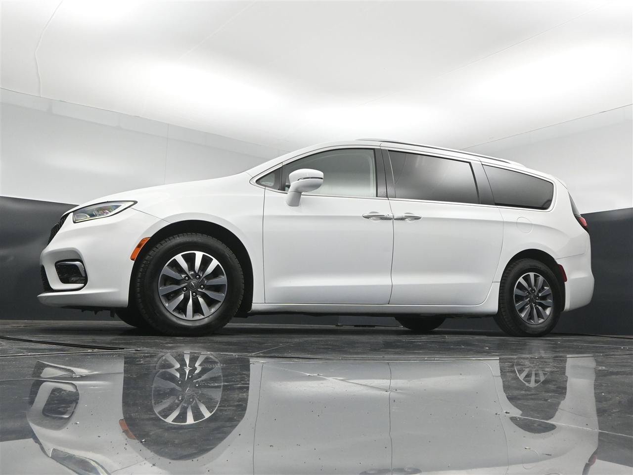 Used 2021 Chrysler Pacifica Touring-L FWD image 17