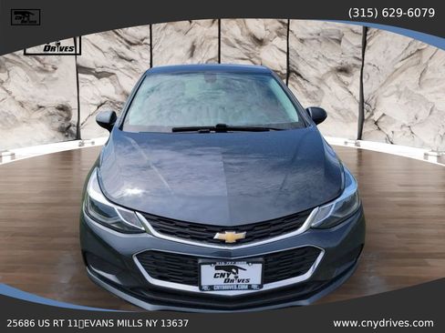 Used 2018 Chevrolet Cruze LT w/ Convenience Package FWD image 2