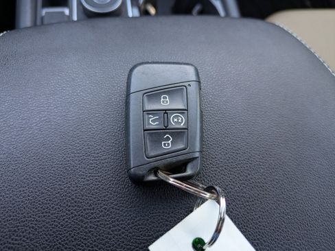 Used 2020 Volkswagen Atlas Cross Sport SEL image 31