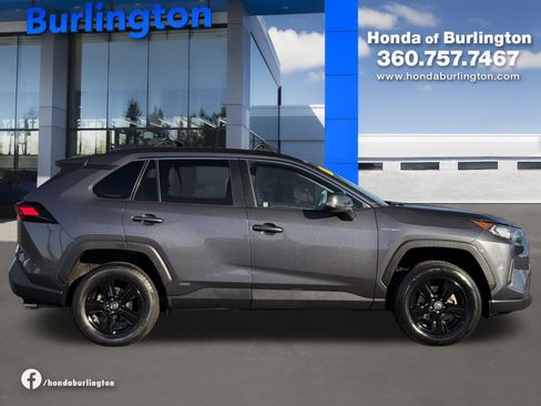 Used 2019 Toyota RAV4 LE w/ Carpet Mat Package image 7